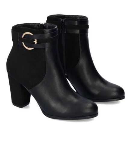 Ankle boots in black decoration